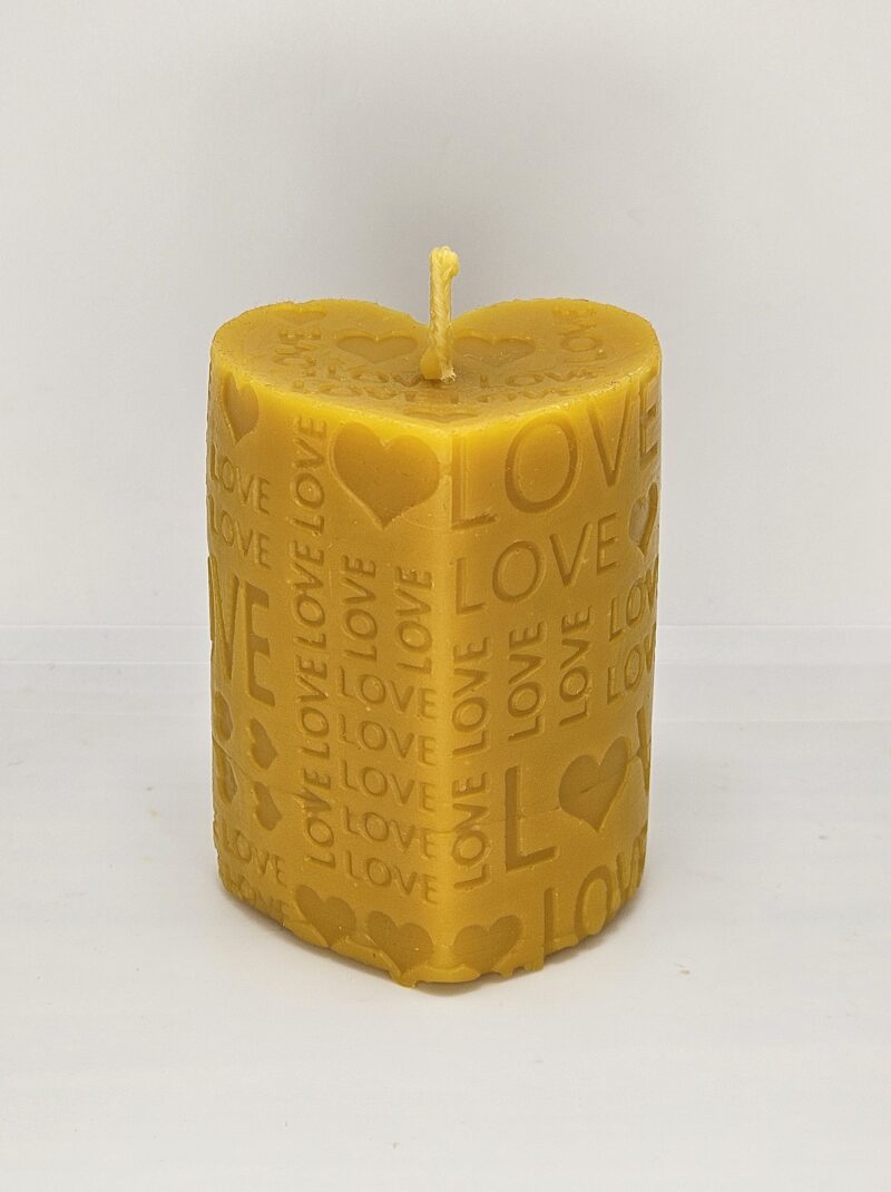 Sviečka z včelieho vosku: srdce "LOVE"